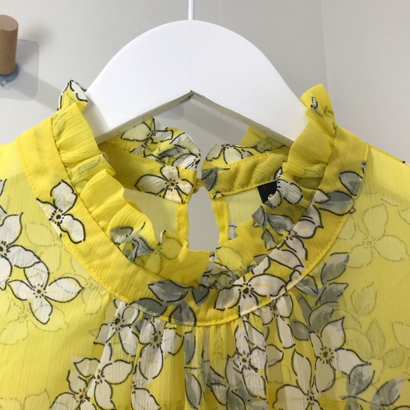 Who What Wear Sheer Floral Sleeveless Blouse - Picture 4 of 13